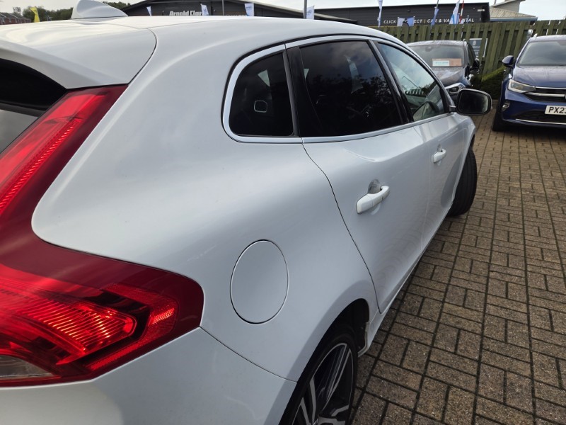 2018 (18) VOLVO V40 T3 [152] R DESIGN Pro 5dr 5840025