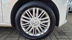 2017 (17) VOLKSWAGEN UP 1.0 Move Up 3dr 5887396