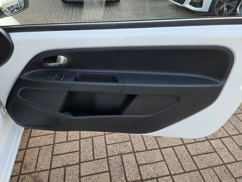 2017 (17) VOLKSWAGEN UP 1.0 Move Up 3dr 5887421