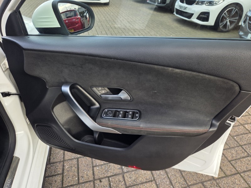 2019 (19) MERCEDES-BENZ A CLASS A200d AMG Line 5dr Auto 5883151