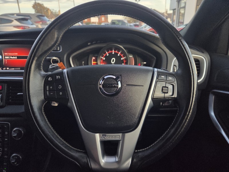 2019 (19) VOLVO V40 T3 [152] R DESIGN Edition 5dr Geartronic 5994911