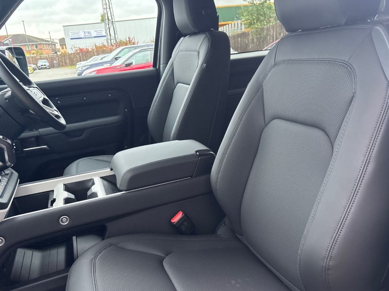  LAND ROVER DEFENDER 3.0 D250 X-Dynamic SE 90 3dr Auto 3551159