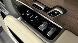 LAND ROVER RANGE ROVER 3.0 D300 SE 4dr Auto 4849310