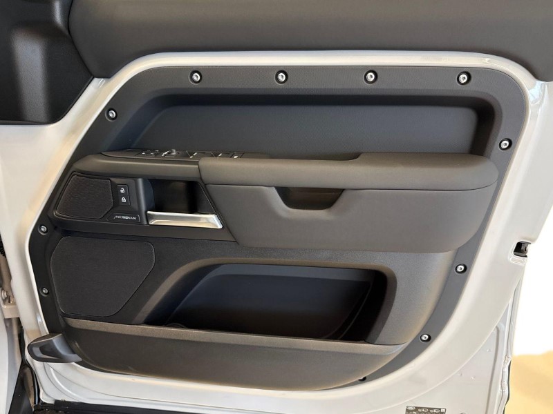  LAND ROVER DEFENDER 3.0 D250 X-Dynamic SE 110 5dr Auto 5246093