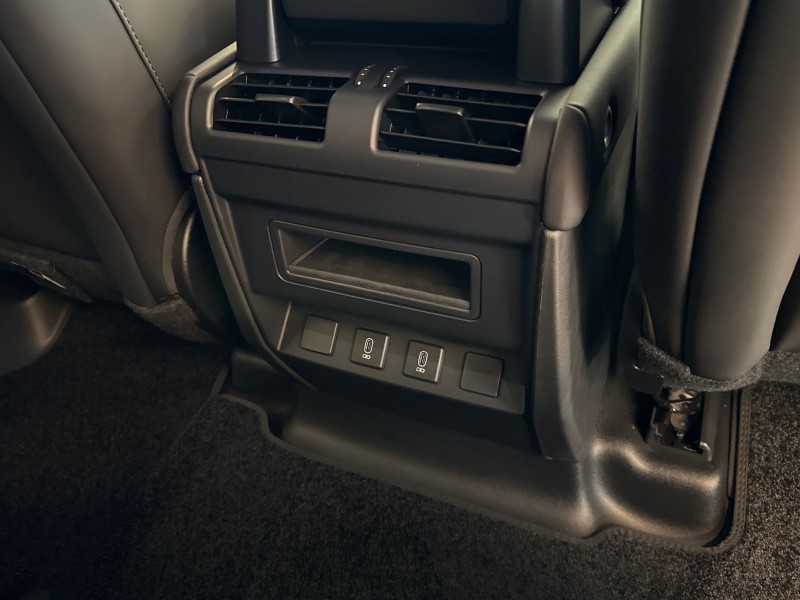  LAND ROVER DEFENDER 3.0 D250 X-Dynamic SE 110 5dr Auto 5246090