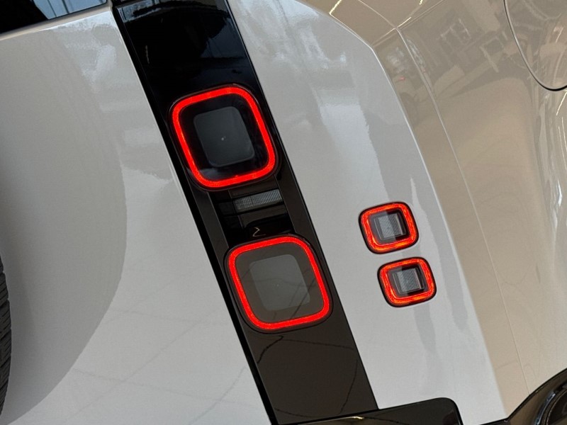  LAND ROVER DEFENDER 3.0 D250 X-Dynamic SE 110 5dr Auto 5246110