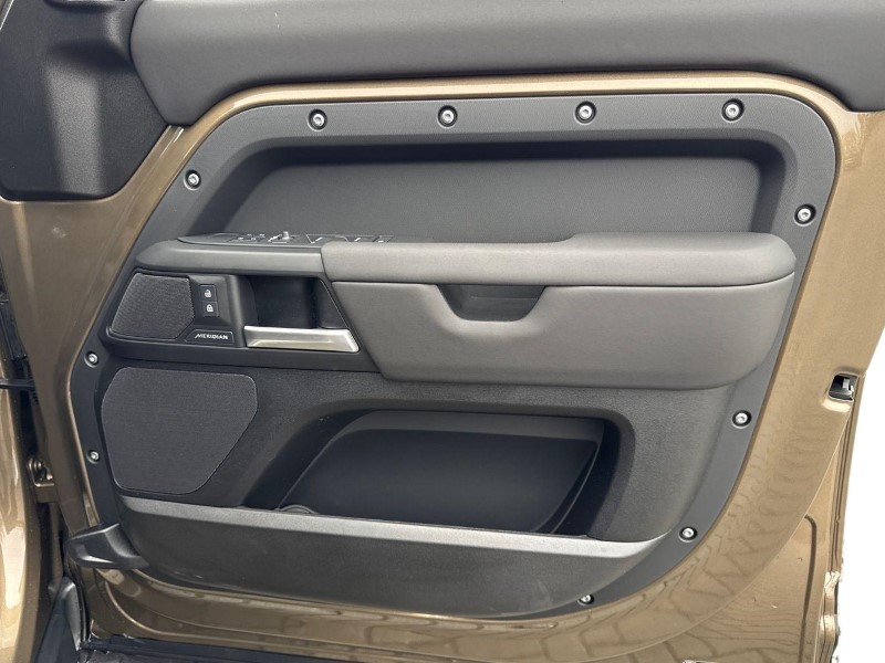  LAND ROVER DEFENDER 3.0 D250 X-Dynamic SE 110 5dr Auto 5244402