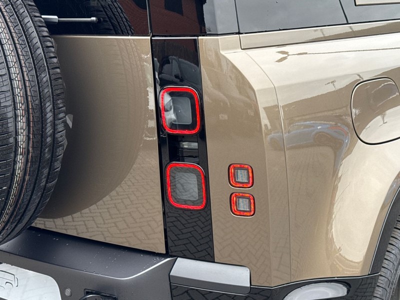  LAND ROVER DEFENDER 3.0 D250 X-Dynamic SE 110 5dr Auto 5244419