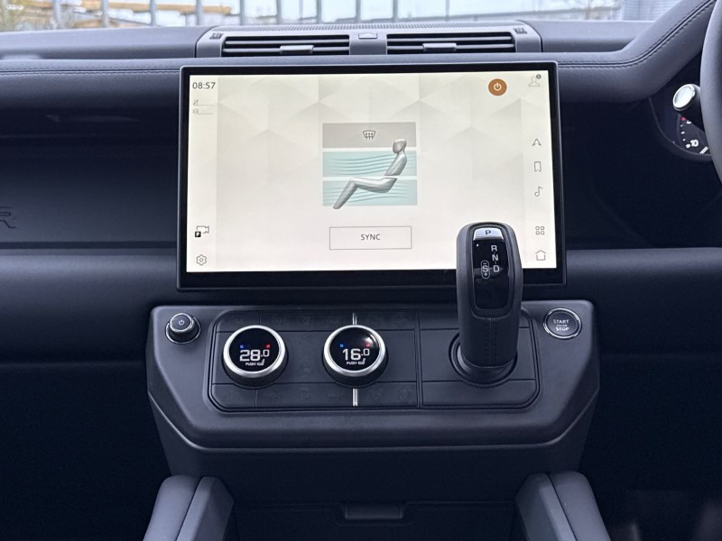  LAND ROVER DEFENDER 3.0 D250 X-Dynamic SE 110 5dr Auto 5244394