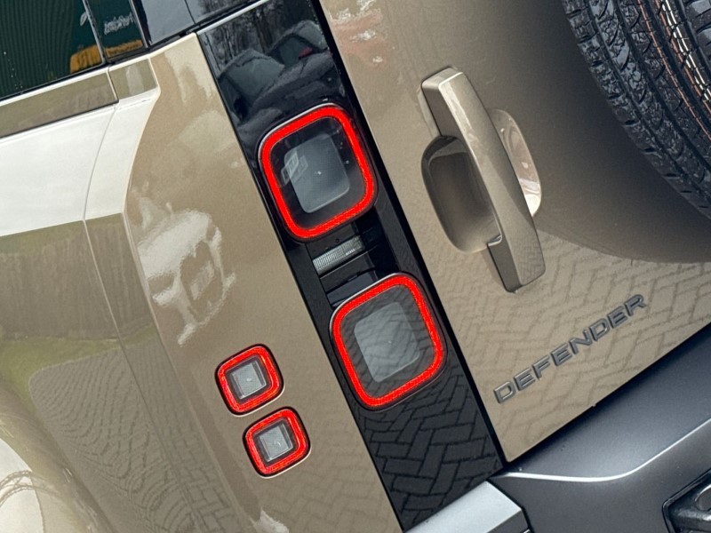  LAND ROVER DEFENDER 3.0 D250 X-Dynamic SE 110 5dr Auto 5244399