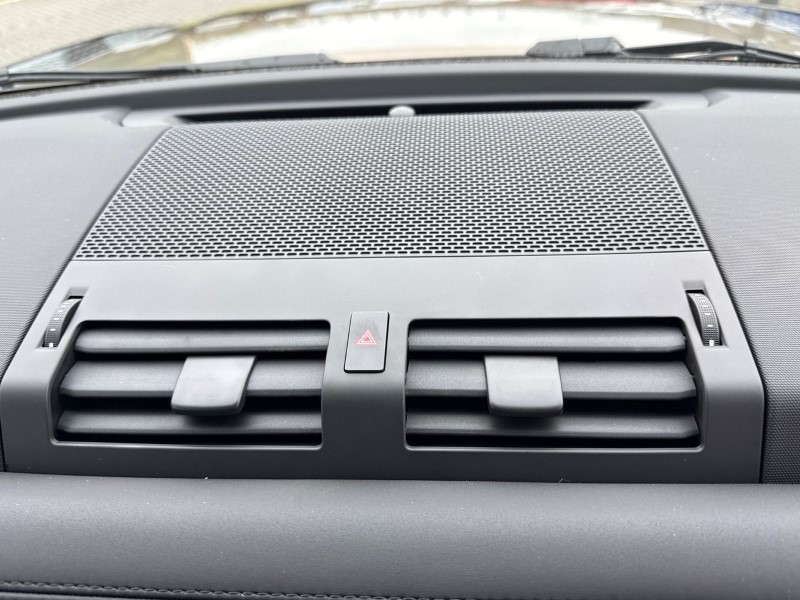  LAND ROVER DEFENDER 3.0 D250 X-Dynamic SE 110 5dr Auto 5244411