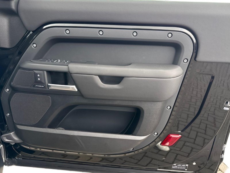  LAND ROVER DEFENDER 3.0 D250 X-Dynamic SE 90 3dr Auto 5307870