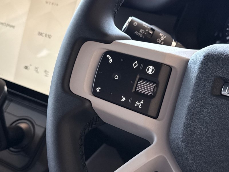  LAND ROVER DEFENDER 3.0 D250 X-Dynamic SE 110 5dr Auto 5465744