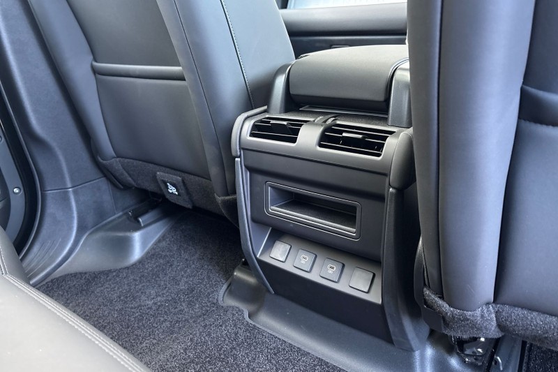 2025 (75) LAND ROVER DEFENDER 3.0 D250 X-Dynamic SE 110 5dr Auto 5168265