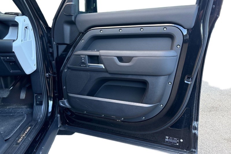 2025 (75) LAND ROVER DEFENDER 3.0 D250 X-Dynamic SE 110 5dr Auto 5168269