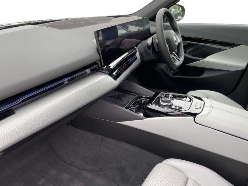 2025 (74) BMW 5 SERIES 520i M Sport 4dr Auto 3392067