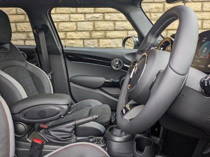  MINI HATCHBACK 2.0 Cooper S Sport Premium Plus 5dr Auto