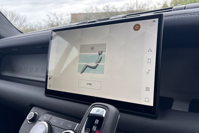 2025 (75) LAND ROVER DEFENDER 3.0 D250 X-Dynamic SE 110 5dr Auto 5209026