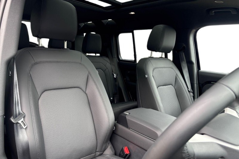 2025 (75) LAND ROVER DEFENDER 3.0 D250 X-Dynamic SE 110 5dr Auto 5209018