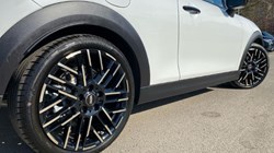 2025 (25) MINI COOPER 2.0 S Exclusive 3dr Auto 4018018