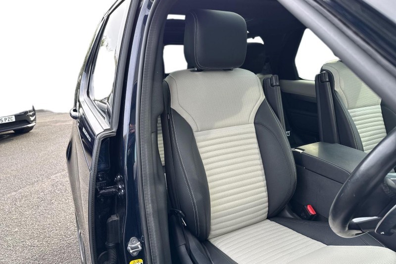 2022 (22) LAND ROVER DISCOVERY 3.0 D300 R-Dynamic SE 5dr Auto 4733307