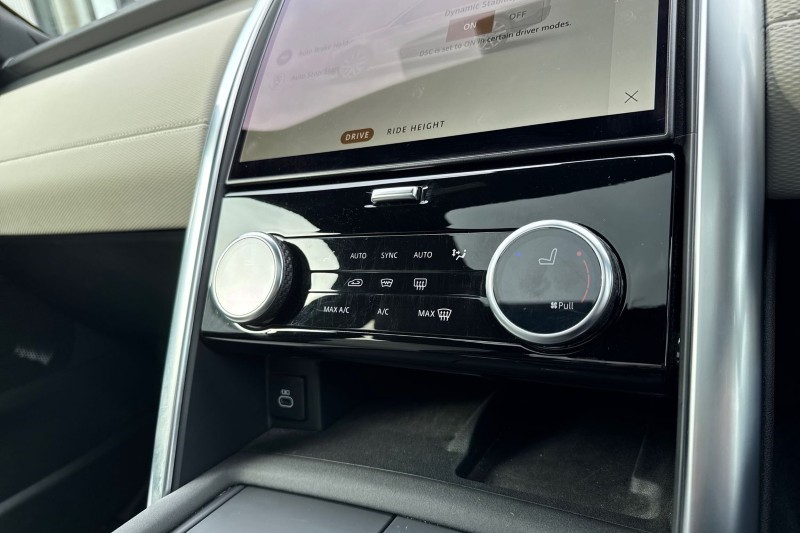 2022 (22) LAND ROVER DISCOVERY 3.0 D300 R-Dynamic SE 5dr Auto 4733317