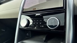 2022 (22) LAND ROVER DISCOVERY 3.0 D300 R-Dynamic SE 5dr Auto 4733317