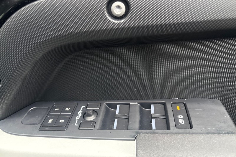 2023 (23) LAND ROVER DEFENDER 3.0 D250 X-Dynamic SE 110 5dr Auto 5014799