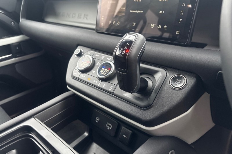 2023 (23) LAND ROVER DEFENDER 3.0 D250 X-Dynamic SE 110 5dr Auto 5014789