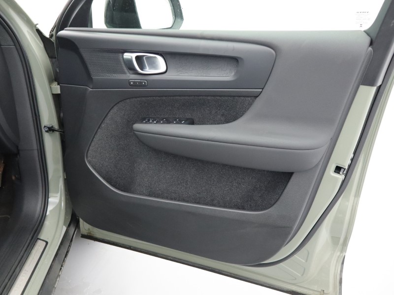 2023 (73) VOLVO C40 175kW Recharge Plus 69kWh 5dr Auto *VAT QUALIFYING* 4147362