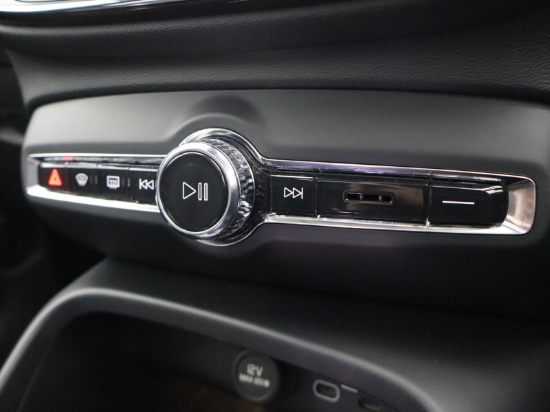 2025 (74) VOLVO XC40 2.0 B3P Ultra Dark 5dr Auto 4749672