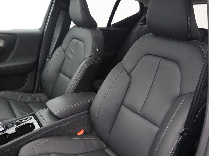 2025 (74) VOLVO XC40 2.0 B3P Ultra Dark 5dr Auto 4749654