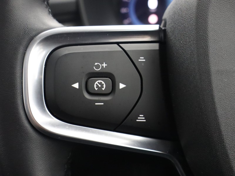 2025 (74) VOLVO XC40 2.0 B3P Ultra Dark 5dr Auto 4749664