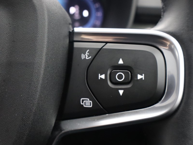 2025 (74) VOLVO XC40 2.0 B3P Ultra Dark 5dr Auto 4749665