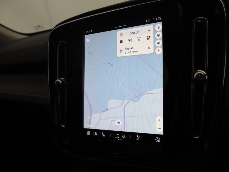 2025 (74) VOLVO XC40 2.0 B3P Ultra Dark 5dr Auto 4749667