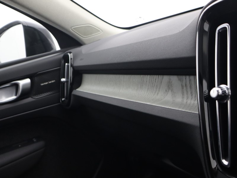 2025 (74) VOLVO XC40 2.0 B3P Ultra Dark 5dr Auto 4749675