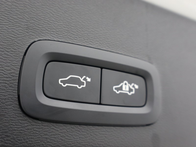 2025 (74) VOLVO XC40 2.0 B3P Ultra Dark 5dr Auto 4749687