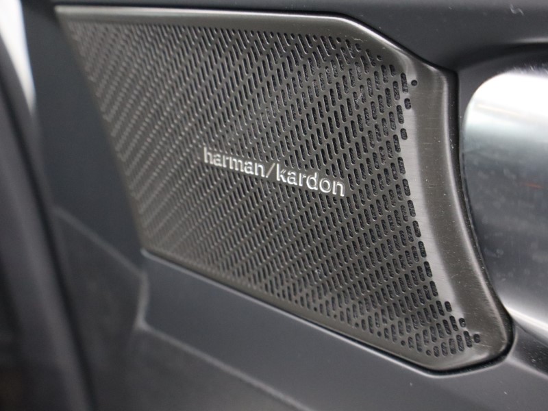 2025 (74) VOLVO XC40 2.0 B3P Ultra Dark 5dr Auto 4749646