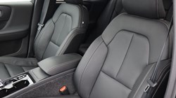 2025 (74) VOLVO XC40 2.0 B3P Ultra Dark 5dr Auto 4425324