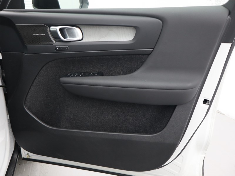 2025 (74) VOLVO XC40 2.0 B3P Ultra Dark 5dr Auto 4749645