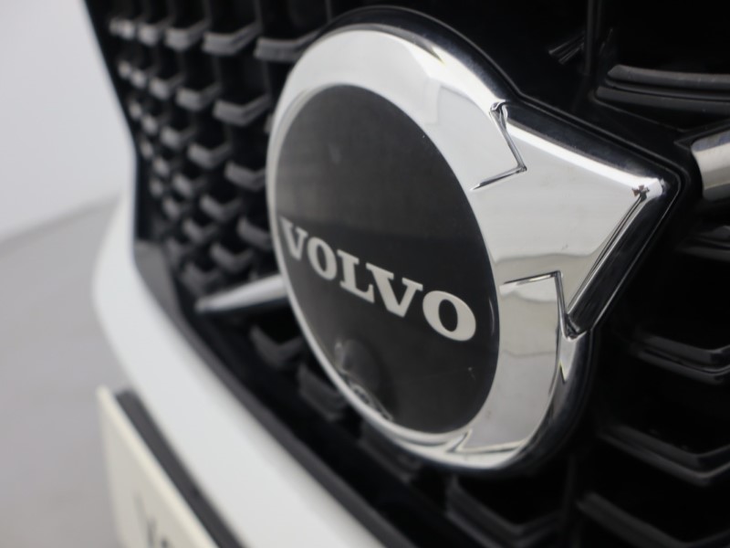 2025 (74) VOLVO XC40 2.0 B3P Ultra Dark 5dr Auto 4749680