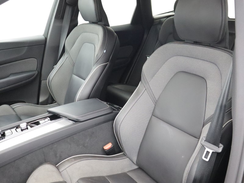 2025 (25) VOLVO XC60 2.0 B5P Plus Black Edition 5dr AWD Geartronic *VAT QUALIFYING* 5428140