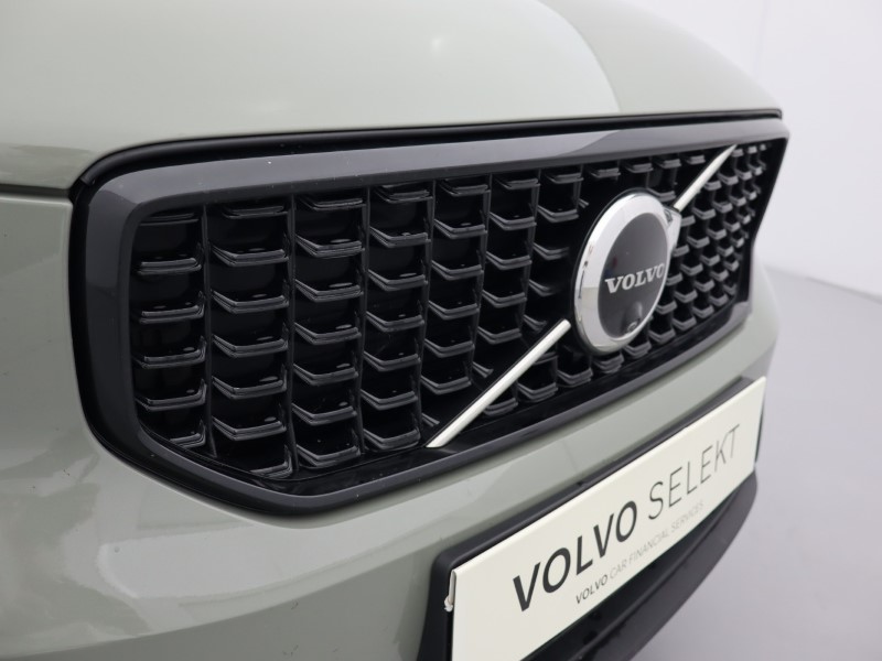 2024 (24) VOLVO XC40 2.0 B3P Plus Dark 5dr Auto *VAT QUALIYING* 4414417