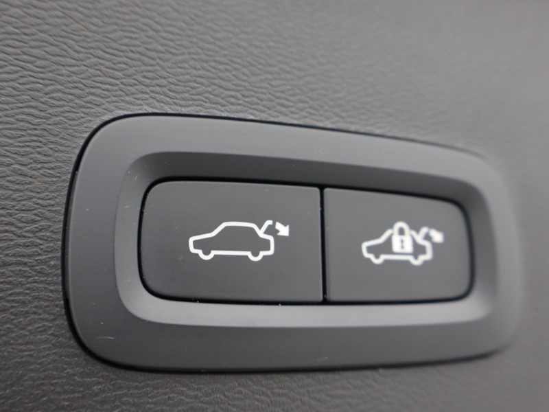 2024 (24) VOLVO XC40 2.0 B3P Plus Dark 5dr Auto *VAT QUALIYING* 4414427