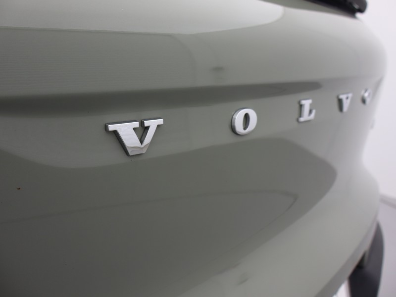 2024 (24) VOLVO XC40 2.0 B3P Plus Dark 5dr Auto *VAT QUALIYING* 4414423
