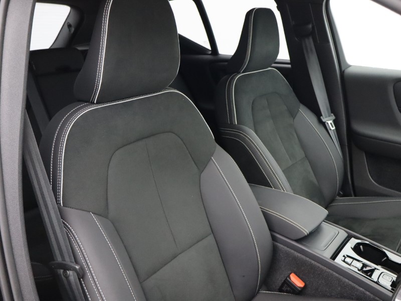 2025 (25) VOLVO XC40 2.0 B4P Ultra Black Edition 5dr Auto 4649341