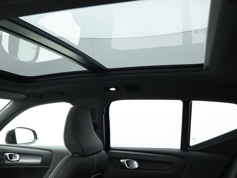 2025 (25) VOLVO XC40 2.0 B4P Ultra Black Edition 5dr Auto 4856789