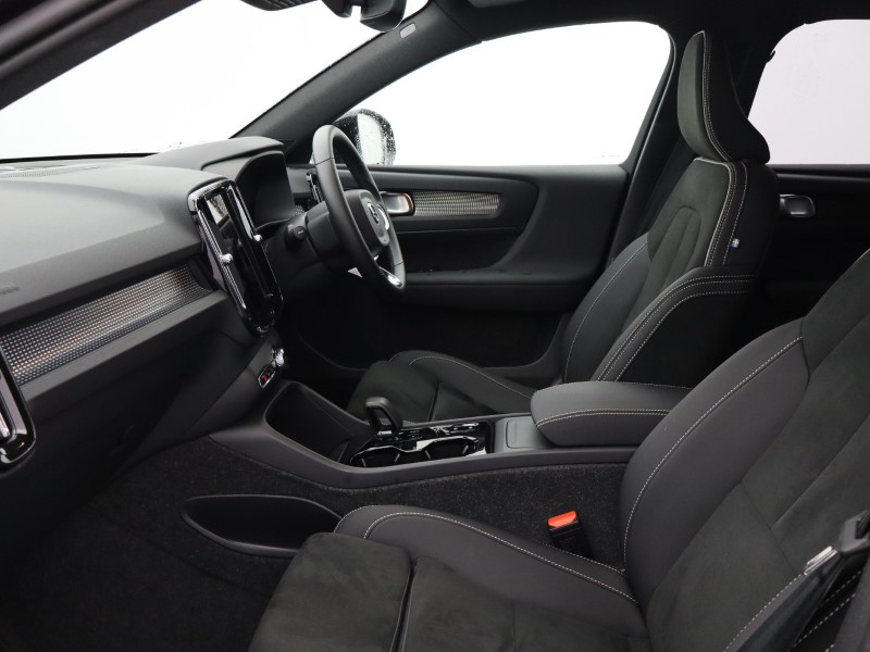 2025 (25) VOLVO XC40 2.0 B4P Ultra Black Edition 5dr Auto 4649328