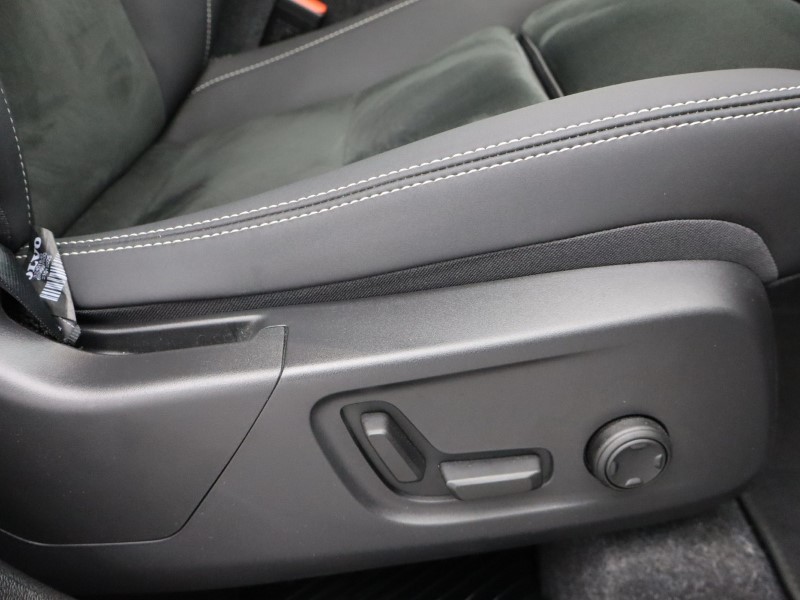 2025 (25) VOLVO XC40 2.0 B4P Ultra Black Edition 5dr Auto 4649339