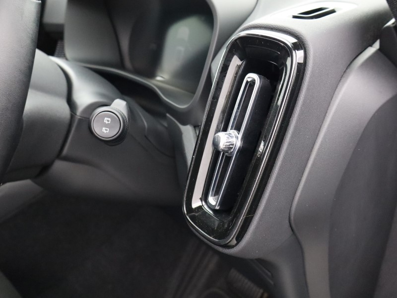 2025 (25) VOLVO XC40 2.0 B4P Ultra Black Edition 5dr Auto 4649337